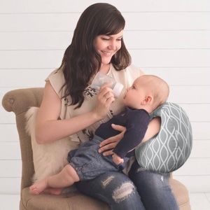 ✨Itzy Ritzy Milk Boss - Infant Feeding Support✨
